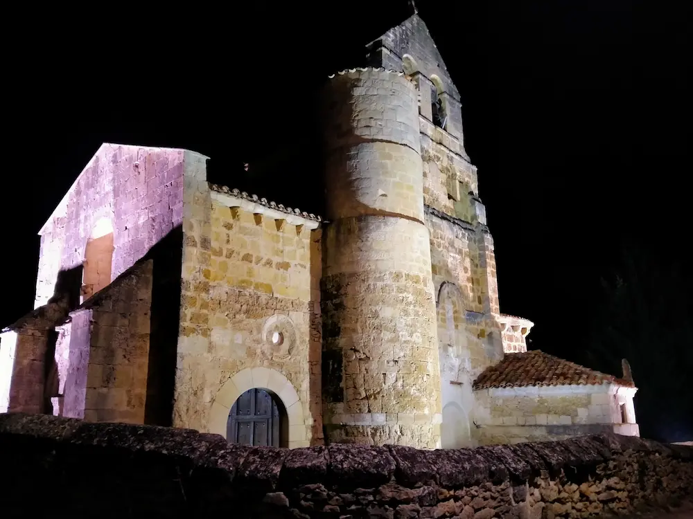 Iglesia romanica de Escaño de noche